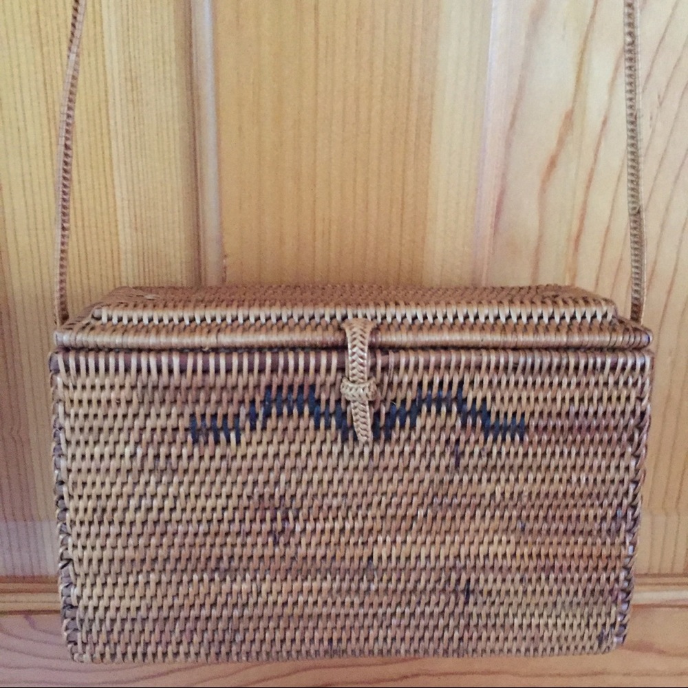 Elegant woven straw purse